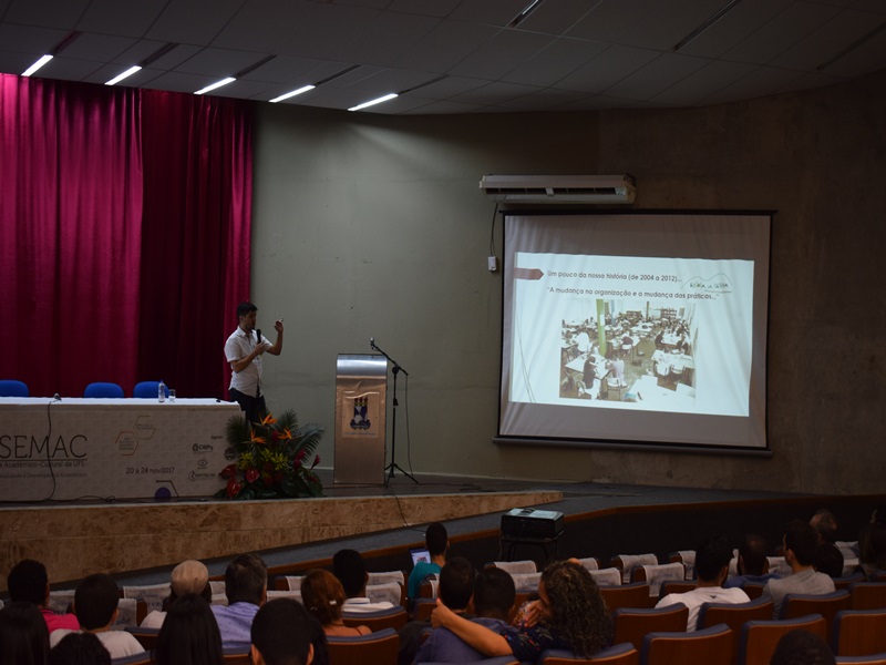 O palestrante Cristiano Silva partilhou sua experiência não-convencional com a educação básica em Belo Horizonte.