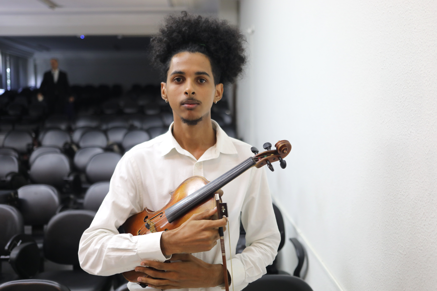Esdras Goés é spalla (primeiro-violino) da OSUFS. (Foto: Schirlene Reis/Ascom UFS)